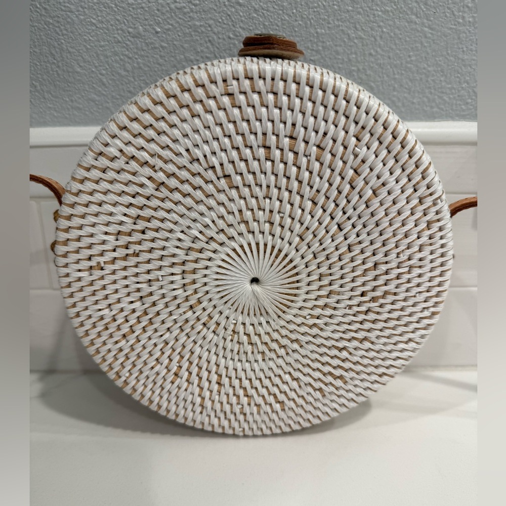Chic rattan White and Tan Round Bag - Picture 9 of 12